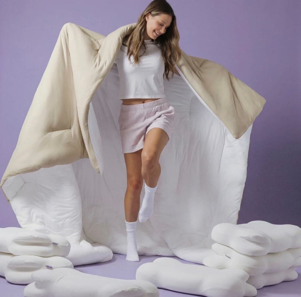 NWT MarshMellow Comforter King/California King Color Sand / white Mellow Sleep